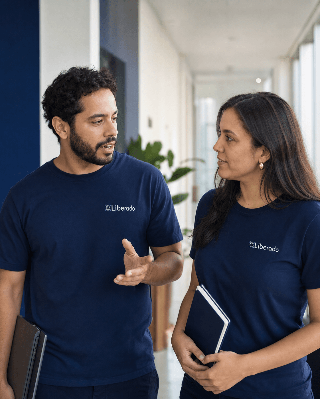Equipe Liberado em conversa no corredor do escritório