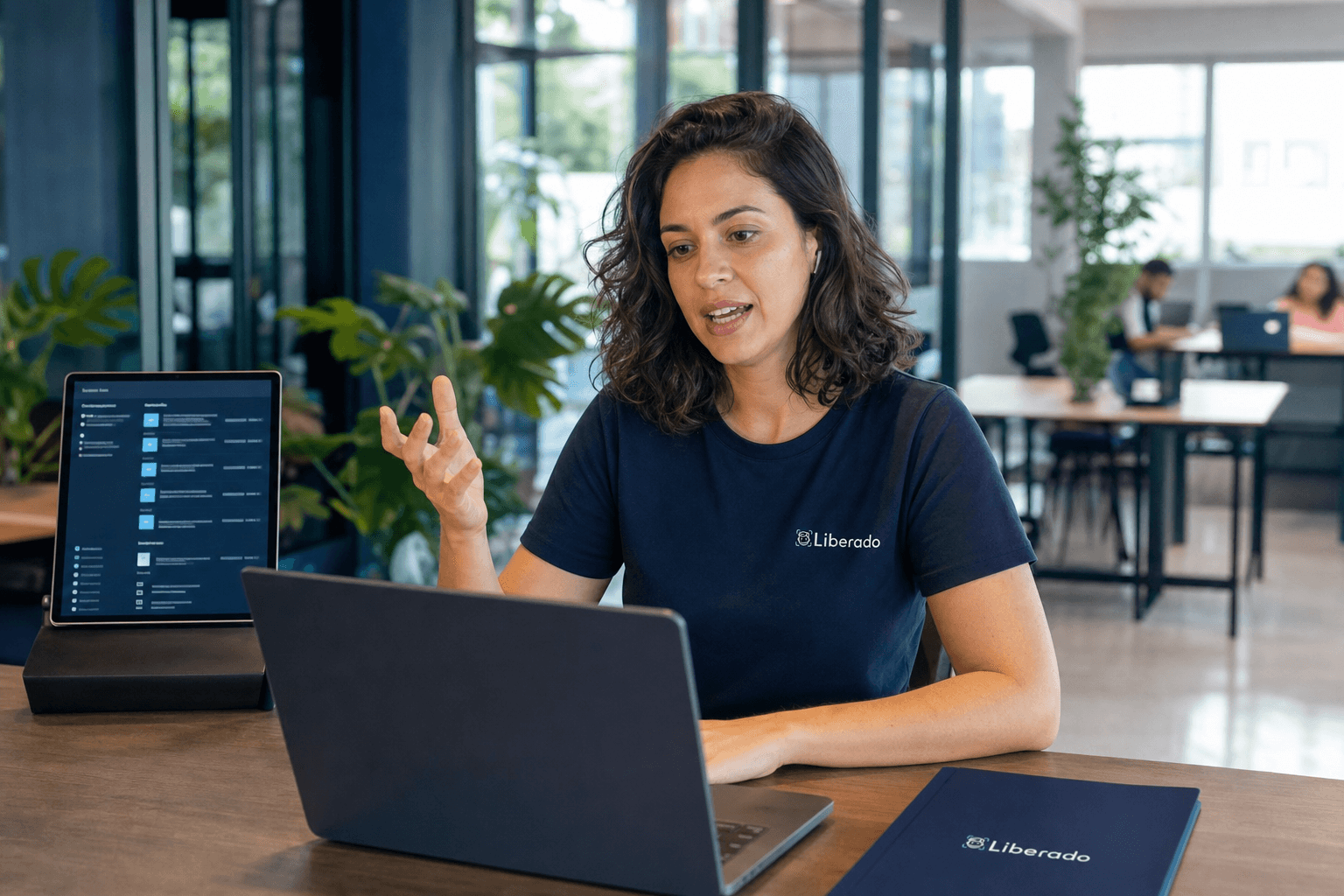 Colaboradora Liberado em reunião pelo laptop